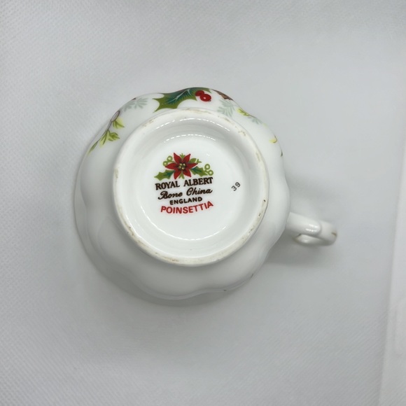 ROYAL ALBERT POINSETTIA FOOTED CUP AND SAUCER BONE CHINA ENGLAND VINTAGE - Picture 7 of 8